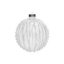 Sklenená vianočná guľa s bielym vzorom.