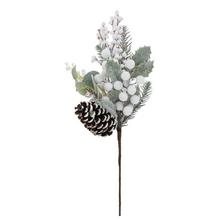 Umelý zimný konár s bielymi bobuľami a šiškou.