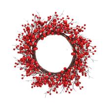 Vianočný veniec s červenými bobuľami a prútím.