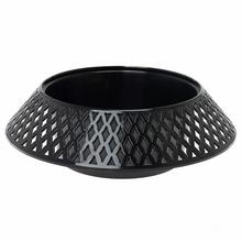 Čierna ažurová miska s priemerom 23 cm.