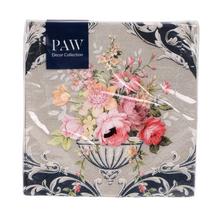 Vzorované servítky s kvetinovým motívom.