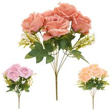 Kytica umelých ruží v pastelových farbách.