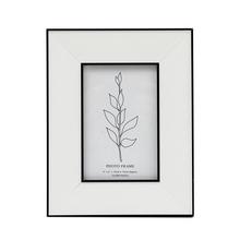 Fotorámik s čiernym rámom a bielym okrajom, rozmer 4x6 cm.