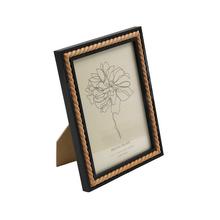 Čierny fotorámik s korálkami, rozmer 15,5x20,5cm.