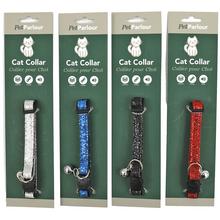Kovový obojok pre mačku s dekorom v rôznych farbách.