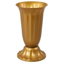 Zlatá vrúbkavaná váza s okrúhlym podstavcom.