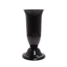 Čierna hrobová váza s lesklým povrchom.