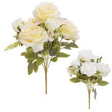 Kytica umelých ruží a drobných kvetov v mixe so zelenými listami.