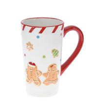 Šálka s vianočným motívom perníkových postavičiek.
