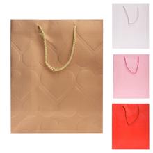 Darčeková taška M v mixe farieb s motívom srdca.