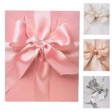 Darčeková taška s mašľou v rôznych farbách.