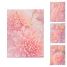 Darčeková taška s kvetinovým vzorom a trblietkami.