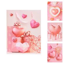 Darčeková taška so srdiečkami v ružových odtieňoch.