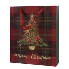 Vianočná papierová taška s motívom stromčeka a nápisom Merry Christmas.