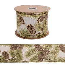 Vianočná stuha s motívom šišiek a ihličia.