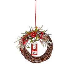 Vianočné aranžmá s červenými ozdobami a prírodnými prvkami.