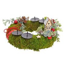 Vianočné aranžmá s prírodnými dekoráciami a svietnikmi.