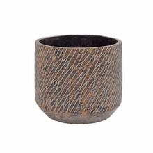 Hnedý obal na kvetináče s textúrovaným povrchom.