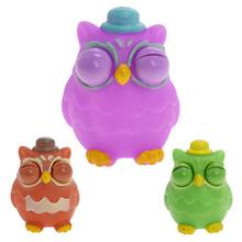 Stláčacie zvieratko Sova 7cm v rôznych farbách.