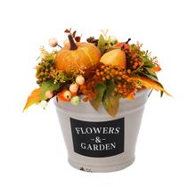 Jesenné aranžmá s tekvicami a kvetmi.