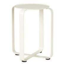 Stojan na kvety v matnej bielej farbe.