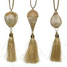 Zlaté vianočné strapce v rôznych tvaroch.