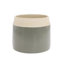 Jednofarebný keramický obal v zelenej farbe.