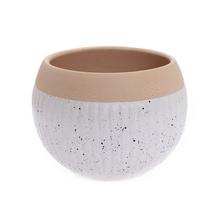 Biely keramický obal na kvetináče s hnedým okrajom.