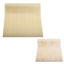 Vianočná stóla s motívom stromčekov v krémovej farbe.