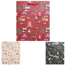 Vianočná papierová taška s rôznymi motívmi.