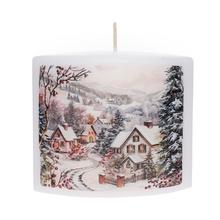 Vianočná sviečka s krajinou a zasneženými domčekmi.