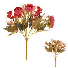 Kytica ranunculus s drobnými kvetmi a zeleňou, mix farieb.