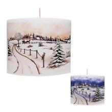 Vianočná sviečka s krajinou a zimným motívom.