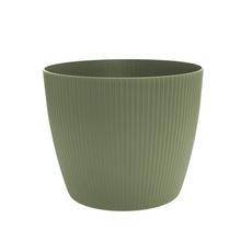 Sivozelený obal na kvetináče s jemným pruhovaným dizajnom.