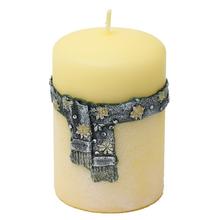 Vianočná sviečka s ornamentom v krémovej a zelenej farbe.