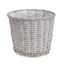 Sivý prútený obal na kvetináče.