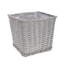 Sivý hranatý obal z prútia.