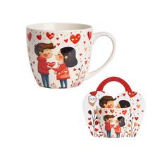 Šálka s obrázkom zaľúbeného páru a srdiečkami.