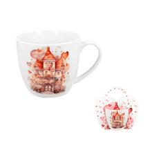 Keramická šálka s motívom paláca a srdiečok.