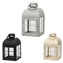 Kovový lampáš v troch farbách: čierny, šedý a biely.