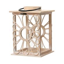 Veľký lampáš z dreva a ratanu.