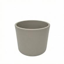 Obal valec v šedej matnej farbe, priemer 19 cm.