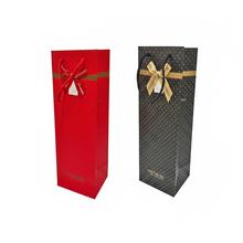 Darčeková taška na víno v mixe farieb s mašľou.