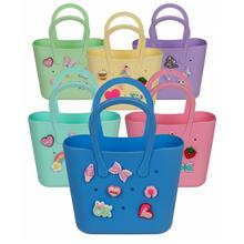 Kabelka s príveskom v rôznych farbách.