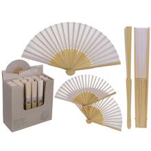 Biely bambusový vejár s rozmerom 21 cm.