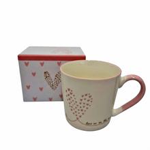 Porcelánová šálka s motívom srdca a ružovým uchom.