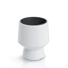 Biely okrúhly kvetináč s vkladom.