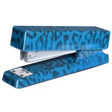 Modrá zošívačka s leopardím vzorom.