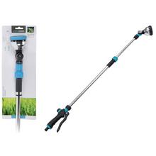 Teleskopický záhradný postrekovač s nastaviteľnou dýzou.
