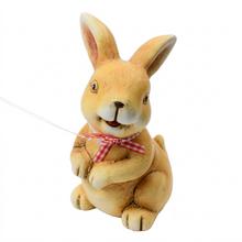 Keramický zajačik s červenou mašľou.